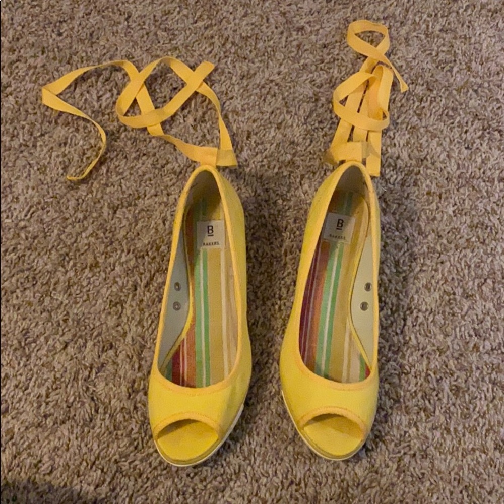 Size 7.5 yellow wedge shoes